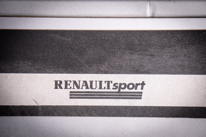 Illustration for article titled The Mid-Engine 2001 Renault Sport Clio V6 Is Just As Unreal As You Imagine